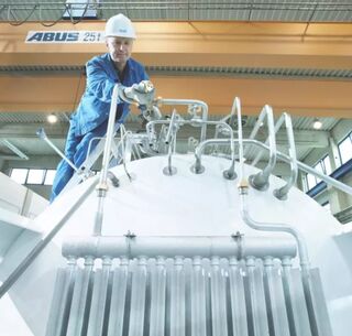 Mann der an einem Industrie-Froster arbeitet